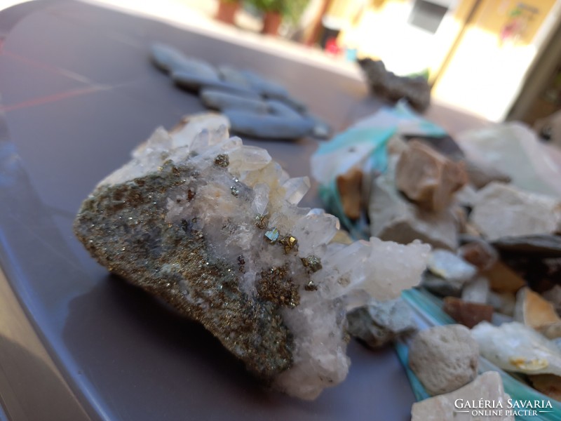 A really rare and rare double with embedded quartz/pyrite cubes 412 carats