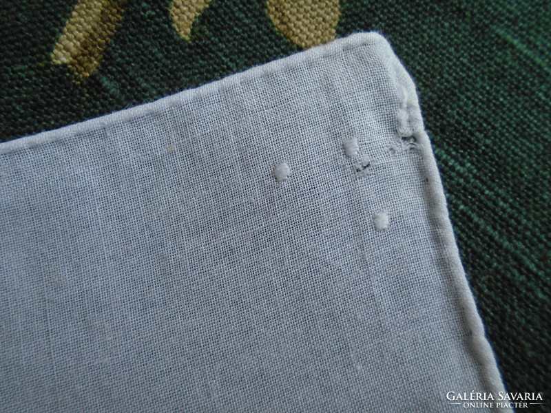 Régi, varrott,  hímzett zsebkendő, keszkenő, jegykendő.  26.5 x 27.5 cm.