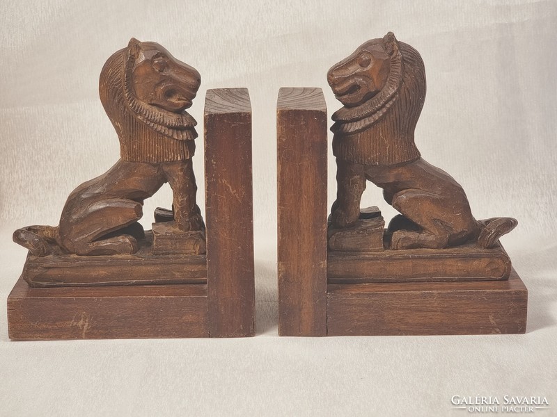 A pair of carved wooden bookends, with figural lion carving, xx.Szd, unmarked.