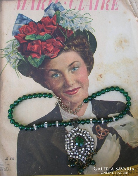 Elegant vintage stone necklace