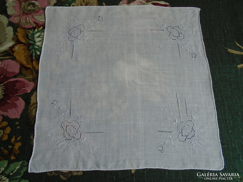 Régi, varrott, hímzett zsebkendő, keszkenő, jegykendő.  26 x 26 cm.