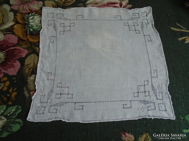 Régi, varrott,  hímzett zsebkendő, keszkenő, jegykendő.   25 x 25 cm.
