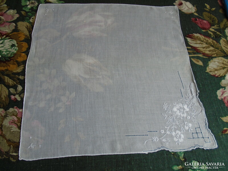 Régi, varrott, hímzett zsebkendő, keszkenő, jegykendő. 30 x 30.5 cm.