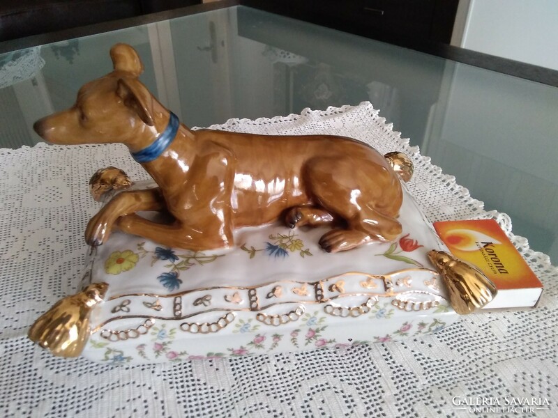 Very old porcelain bonbonier ring holder with dog catch, decorated with gold and flowers., Marked!