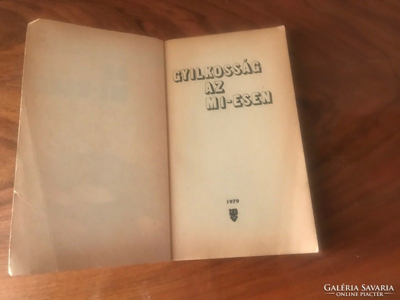 Moldován Tamás: Gyilkosság az M1-esen címmel könyv.1979. Egy békebeli szenzáció.