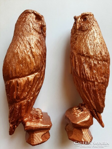 Owls on a rock (2 carved wooden statues in bronze color. 14.2 and 14.6 cm high)