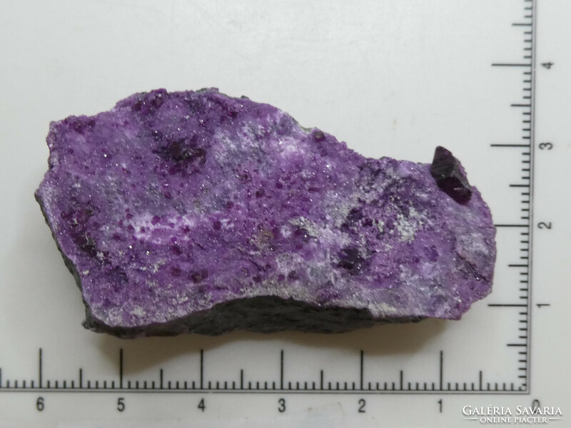 Természetes, ritka Kämmererit mintadarab. Gyűjteményi ásvány. 38 gramm Ragyogó bíbor kristályokkal.