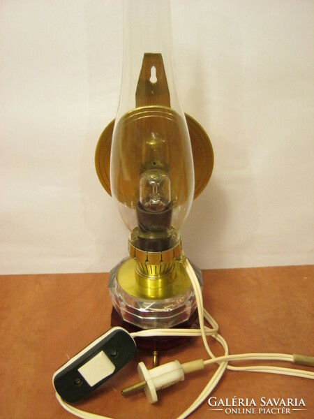 Petróleumlámpa alakú asztali lámpa