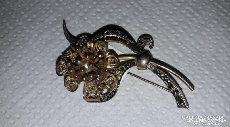 Women's brooch with antique effect