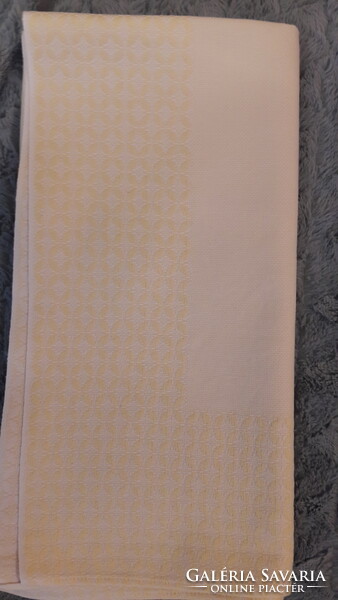 Burgundy floral tablecloth (l2887)
