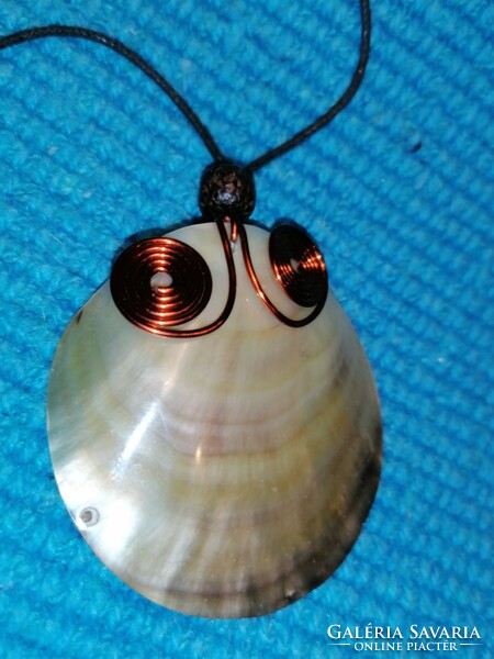 Shell pendant (338)