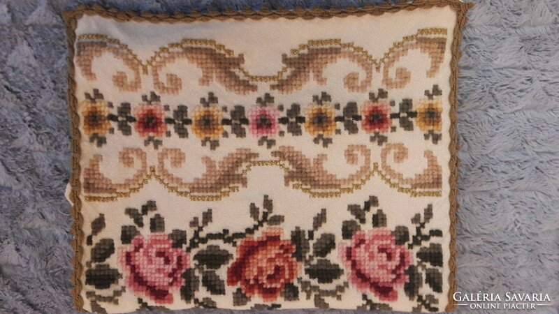 Decorative cushion cover with old cross-stitch embroidery (l2889)