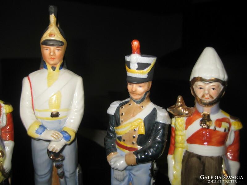 Angol ,  porcelán katona  gyűjtemény eladó !   Méretük  16 - 19 cm  -ig