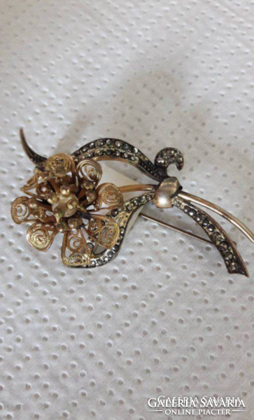 Women's brooch with antique effect