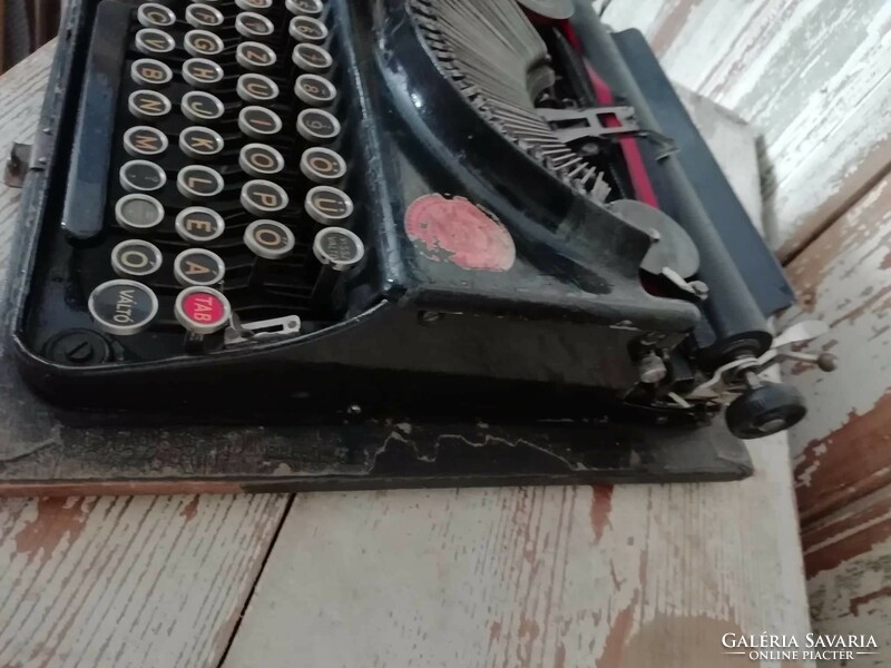 Remington typewriter, marking on right side, hard to read, pocket typewriter, portable typewriter, working