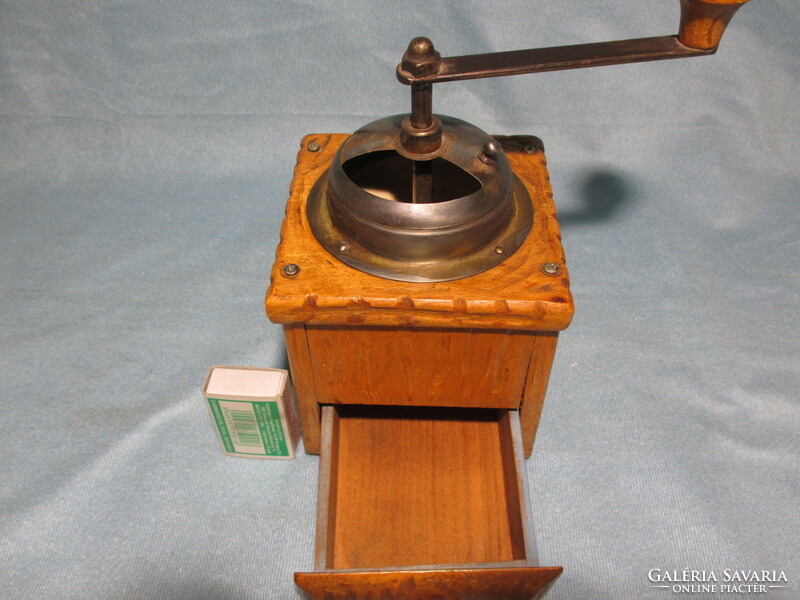 Retro ceramic coffee grinder with insert