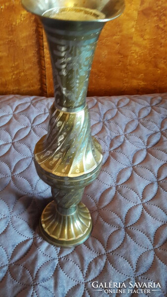 Keleti cizellált fém váza (M202)