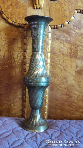 Keleti cizellált fém váza (M202)