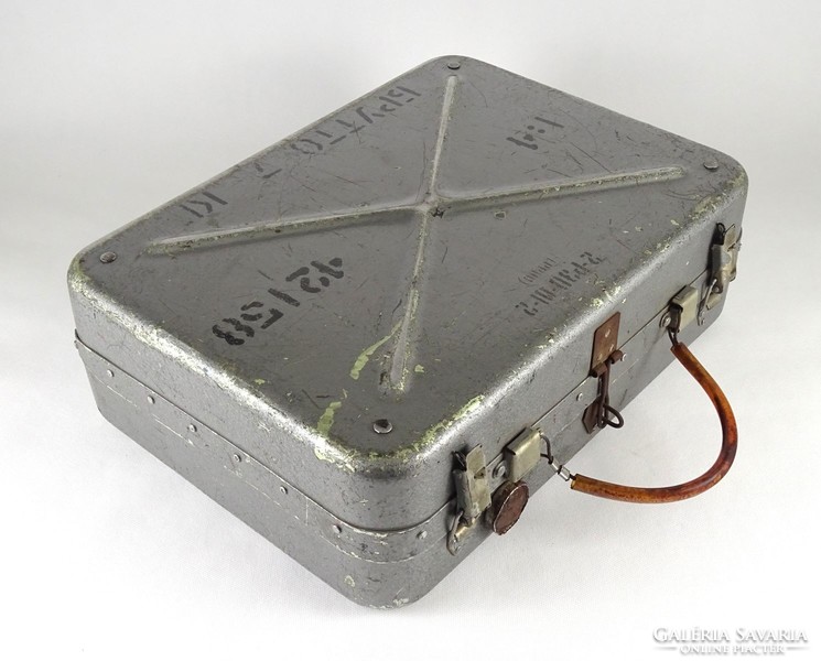 1J986 Régi szivaccsal bélelt plombálható orosz fém biztonsági koffer