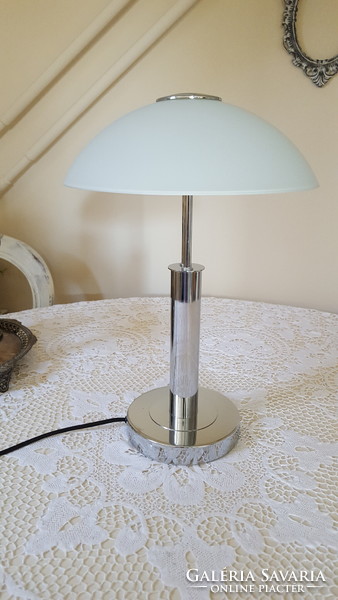 Érintőkapcsolós,tejüvegburás asztali lámpa