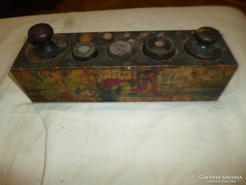 Old iron scale weight set with weights between 10dkg and 1kg