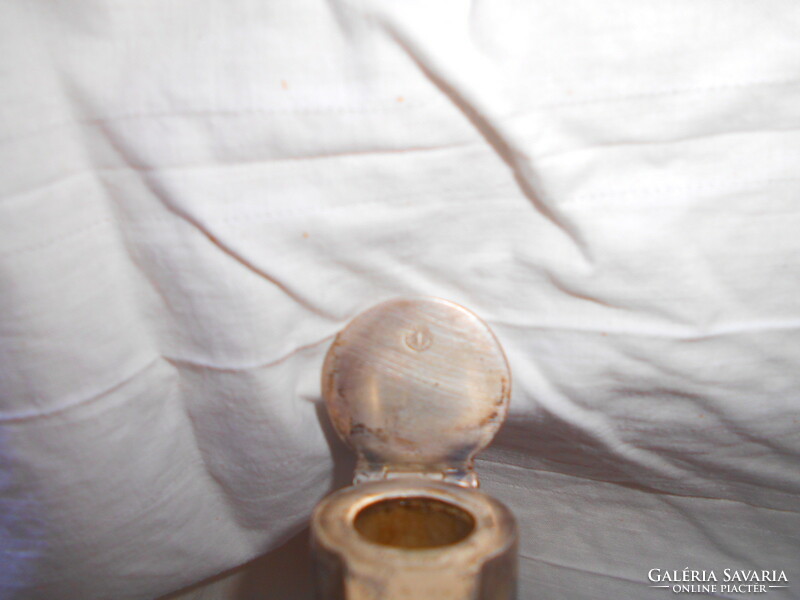 Antik jugendstíl  külső felületén bordás  szecessziós üveg karaffa, jelzett alpakka tetővel