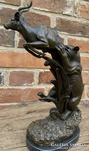 Antilopokra támadó oroszlán - bronz szobor műalkotás