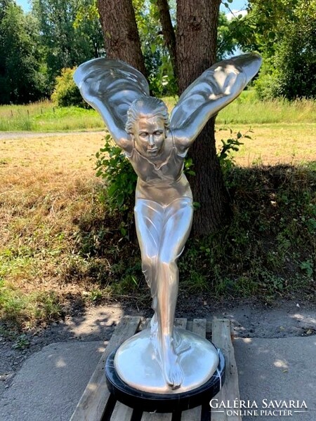 ﻿﻿Az extázis szelleme: Emily Rolls Royce szobor