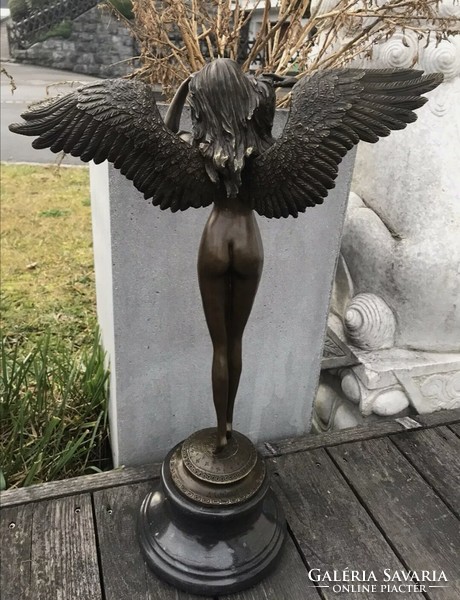 Szárnyas női akt - bronz szobor