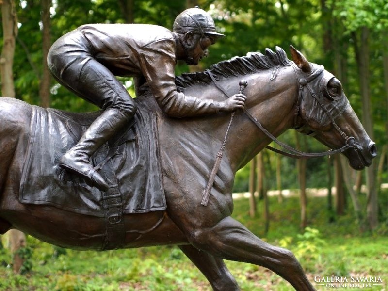 Zsoké a lovon - Életnagyságú bronz szobor