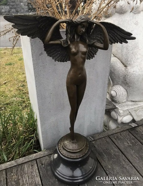 Szárnyas női akt - bronz szobor
