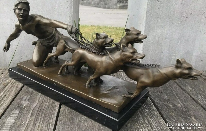 Férfi kutyákkal - art deco bronz szobor - dekoratív műalkotás