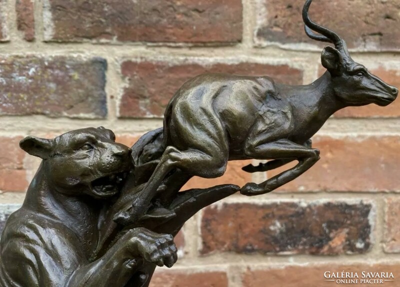 Antilopokra támadó oroszlán - bronz szobor műalkotás