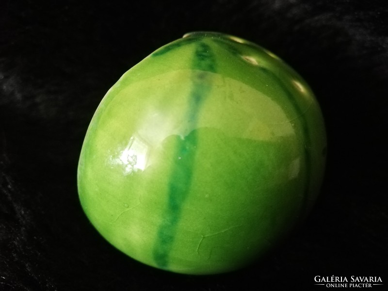 Melon-shaped salt shaker