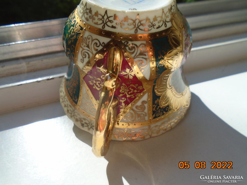 Altwien csésze Nimfa és Angyalka jelenettel arany virág mintával keretezve