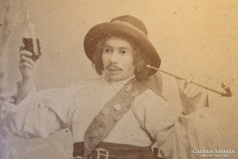 Antik kabinetfotó/keményhátú fotó Pátz Hermin Pécs, férfi népviseletben (jelmez?) 1800-as évek