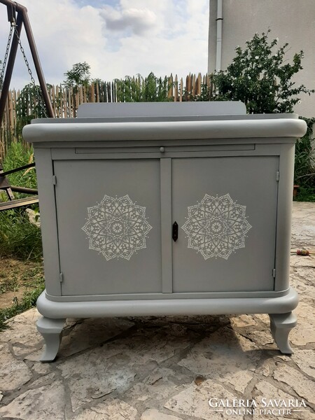 Art deco chest of drawers in Provence style