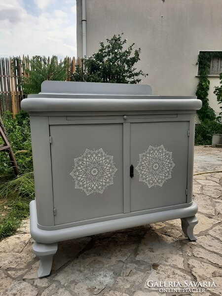 Art deco chest of drawers in Provence style