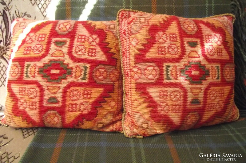 A pair of Kelim pillows.