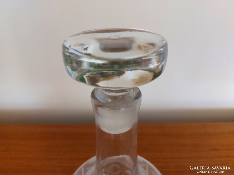 Régi üveg dugós palack csiszolt metszett borkínáló borosüveg