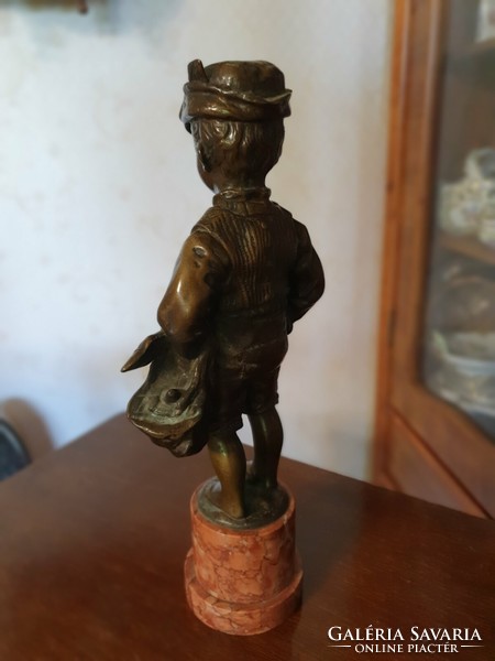 Batyus boy bronze statue
