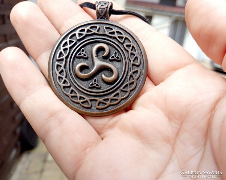 Bronze kelra triskelion amulet
