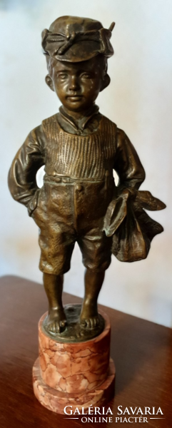 Batyus boy bronze statue