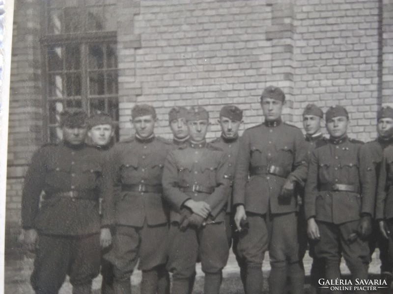 Antik katona fotó, katonák egy csoportja Wellington logóval a hátán