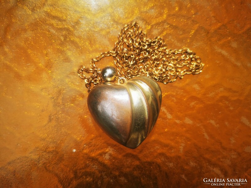 Necklace with heart-shaped pendant