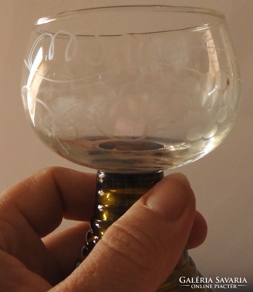 Zöld talpas üvegpohár készlet csiszolt szőlő mintával