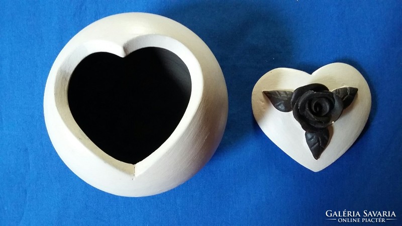 Ceramic small jewel with a pink heart-shaped lid