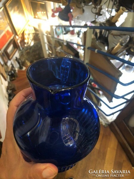 Üveg váza, öntött, XX. század eleje, 16 cm-es magasságú.