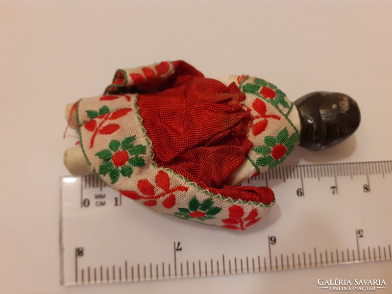 Mini kerámia baba miniatűr népviseletes vintage játékbaba 7 cm
