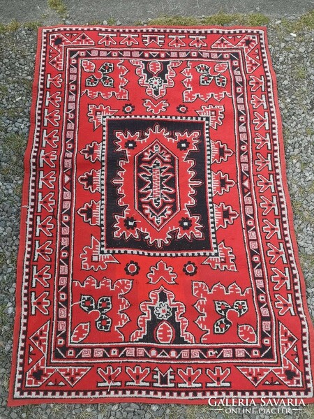 Red carpet / tapestry.